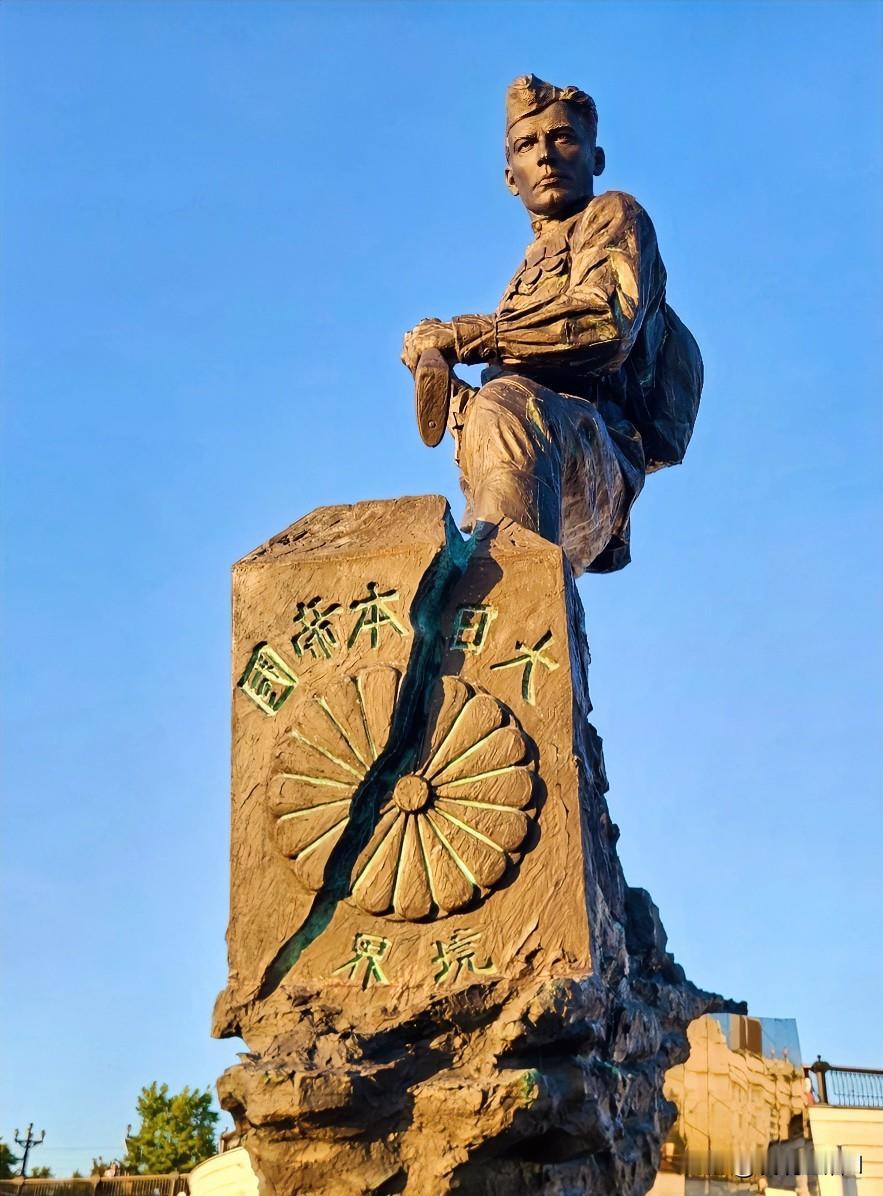 俄罗斯“日本皇室菊花纹章被砸碎雕塑”纪念碑事件：

主体就是一个很典型的俄式士兵