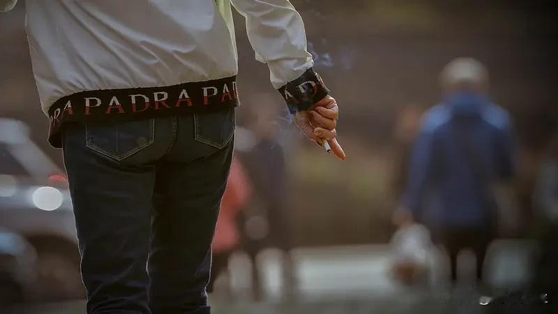 抽烟的确费钱，一包烟21元，一个月600，一年得花7000块钱，10年花7万，看