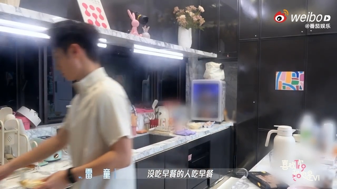 恋综何书桓刘亦菲互相挂脸喜欢你我也是 小朱全程那个挂脸啊，眼睛一直往春子那边瞟，