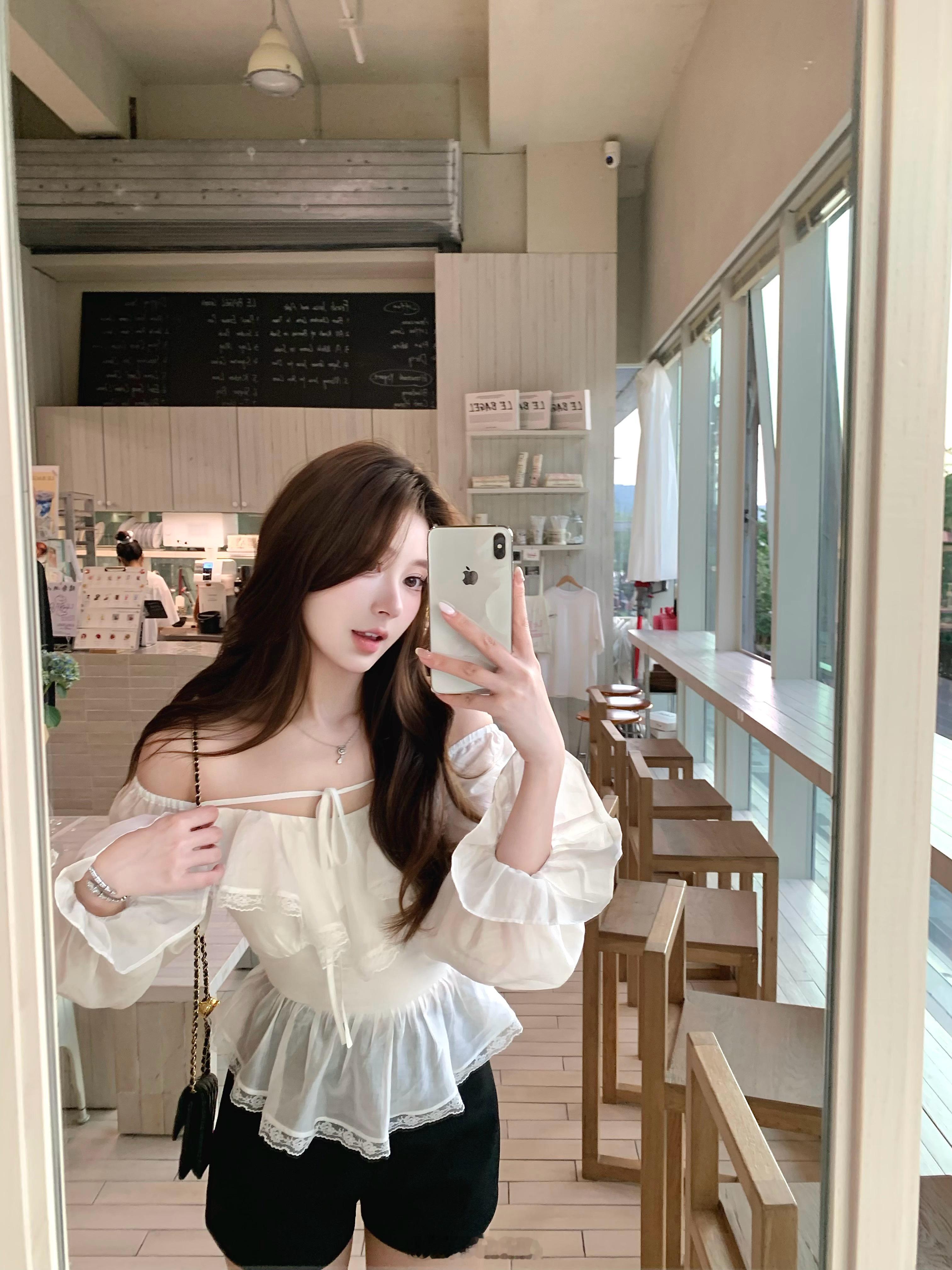 哪有什么节过 还是和姐妹出门拍照开心 ​​​