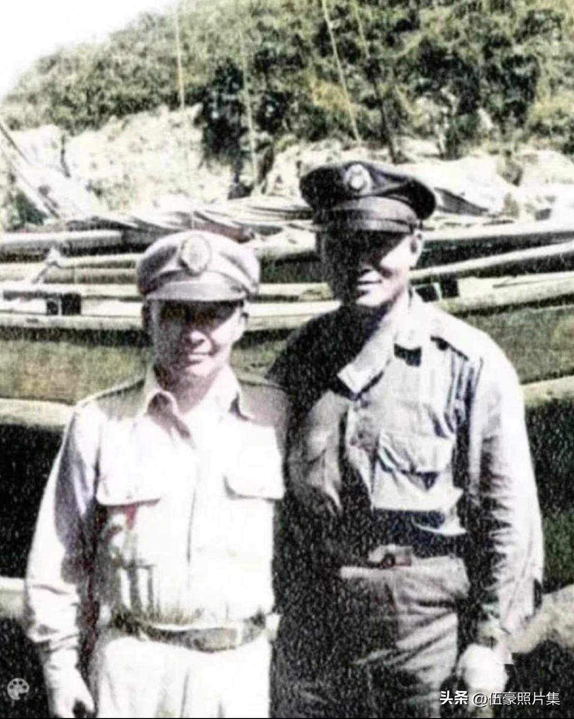 1955年2月，胡宗南与孙立人（右）在大陈岛的合影。图中两人此时都不会知道，距离