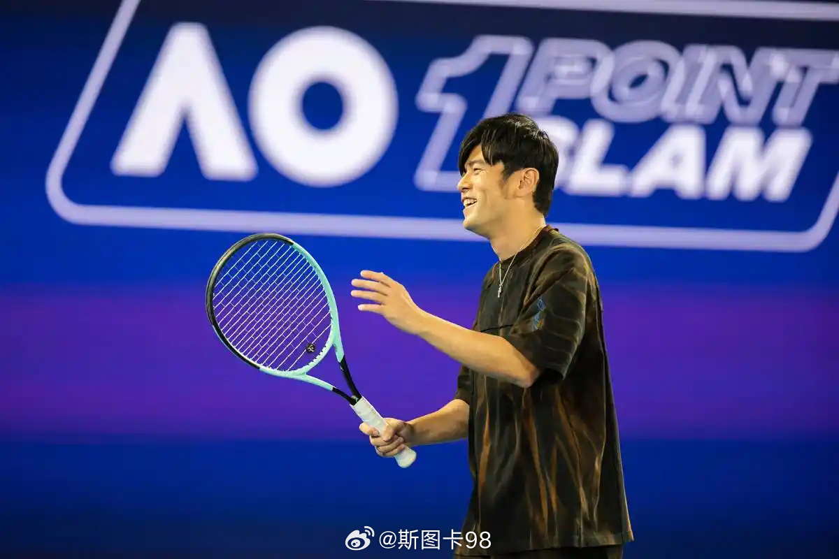 周杰伦非常喜欢打网球，已是资深爱好者。他常与昆凌、刘畊宏等好友约球，社交平台频繁