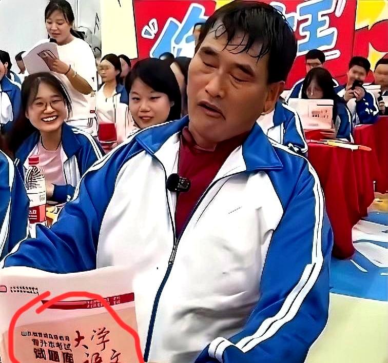 56岁的大衣哥朱之文，穿着校服坐进教室，捧着本大学语文在那儿读。
这画面，说实话