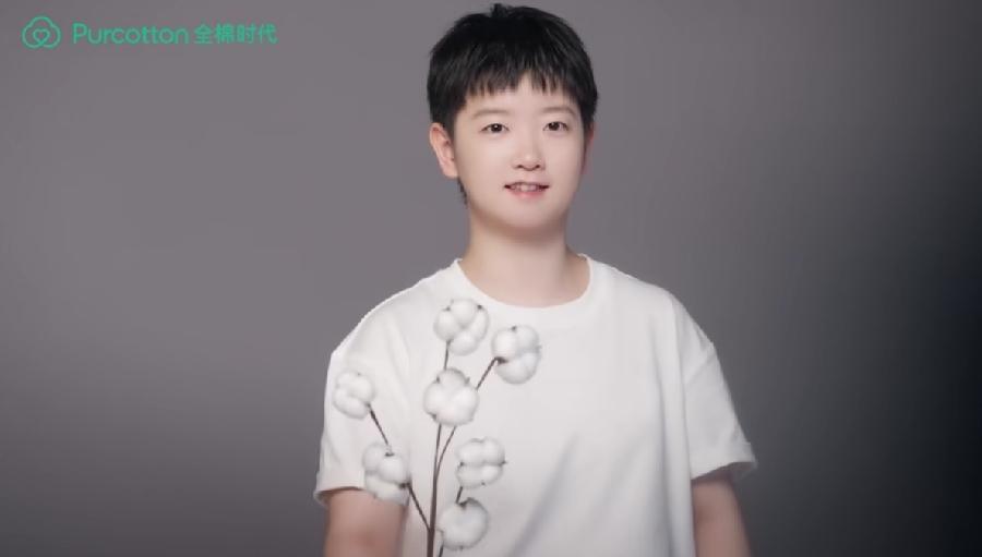 莎莎这个发型真好看，
这不就是龙队嘴里的那个“乖萌萌”吗？
真是实至名归，
纯白