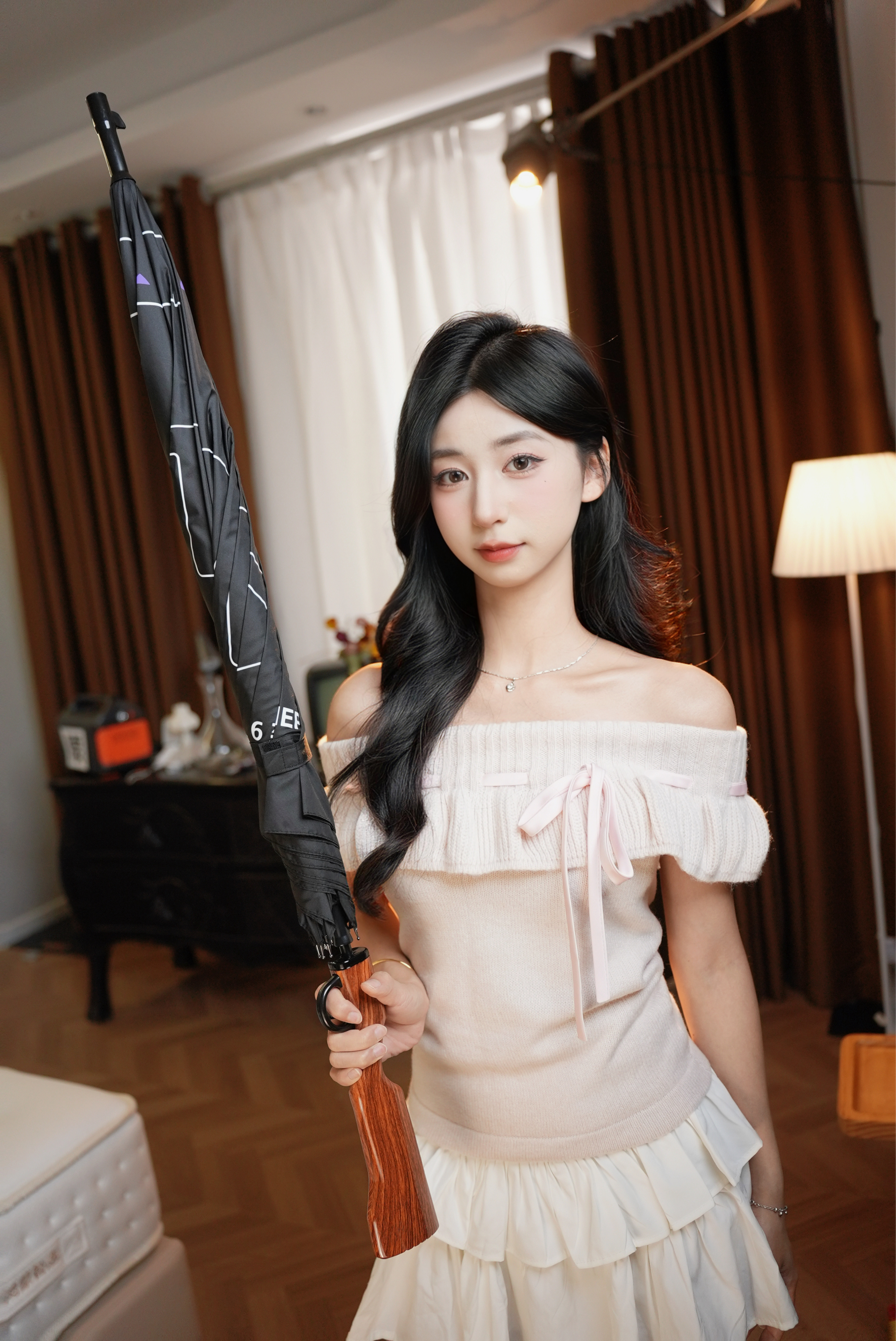 这次一加 Ace 6 至尊版邀请函是一把【枪型雨伞】，扣动扳机瞬间开伞，仪式感拉