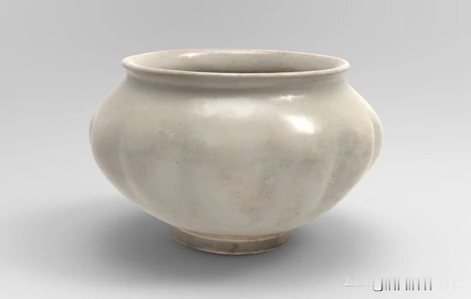 博物馆馆藏文物：宋代定窑白釉瓜棱罐

此罐撇口，短颈，溜肩，圆腹，下承圈足，足端