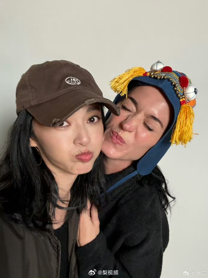 姚晨送了水果姐虎头帽 谁能想到有一天看到水果姐戴着虎头帽跟我say hi。姚晨你
