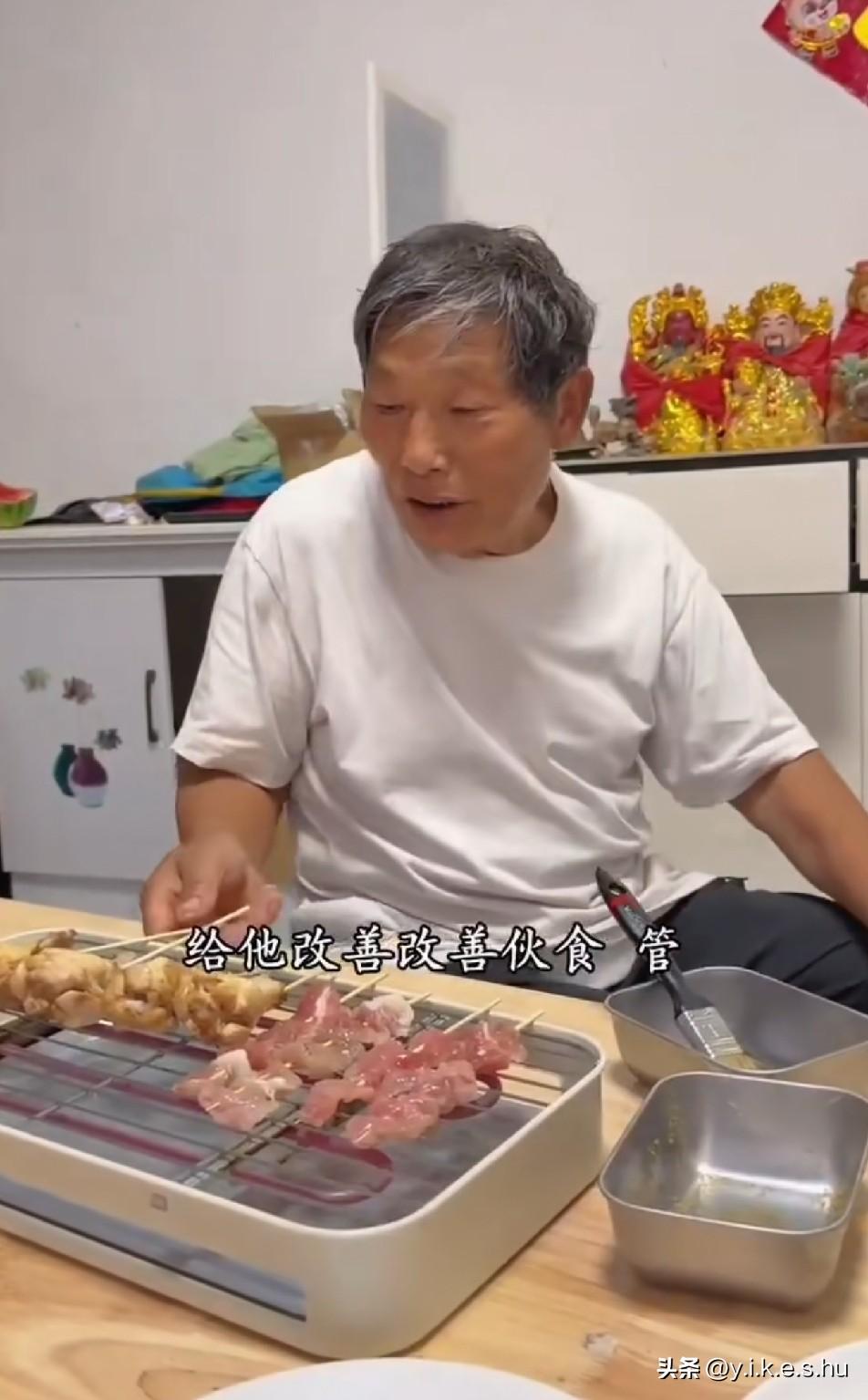 树兰也学着老表的样子，自己整点小烧烤给三行改善伙食，只是这大鸡腿烤熟了吗？