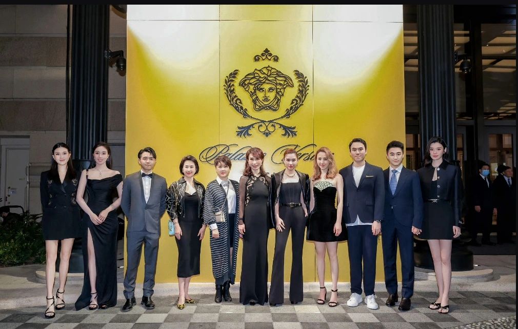 何超莲这张合影非富即贵，身价有几个小目标