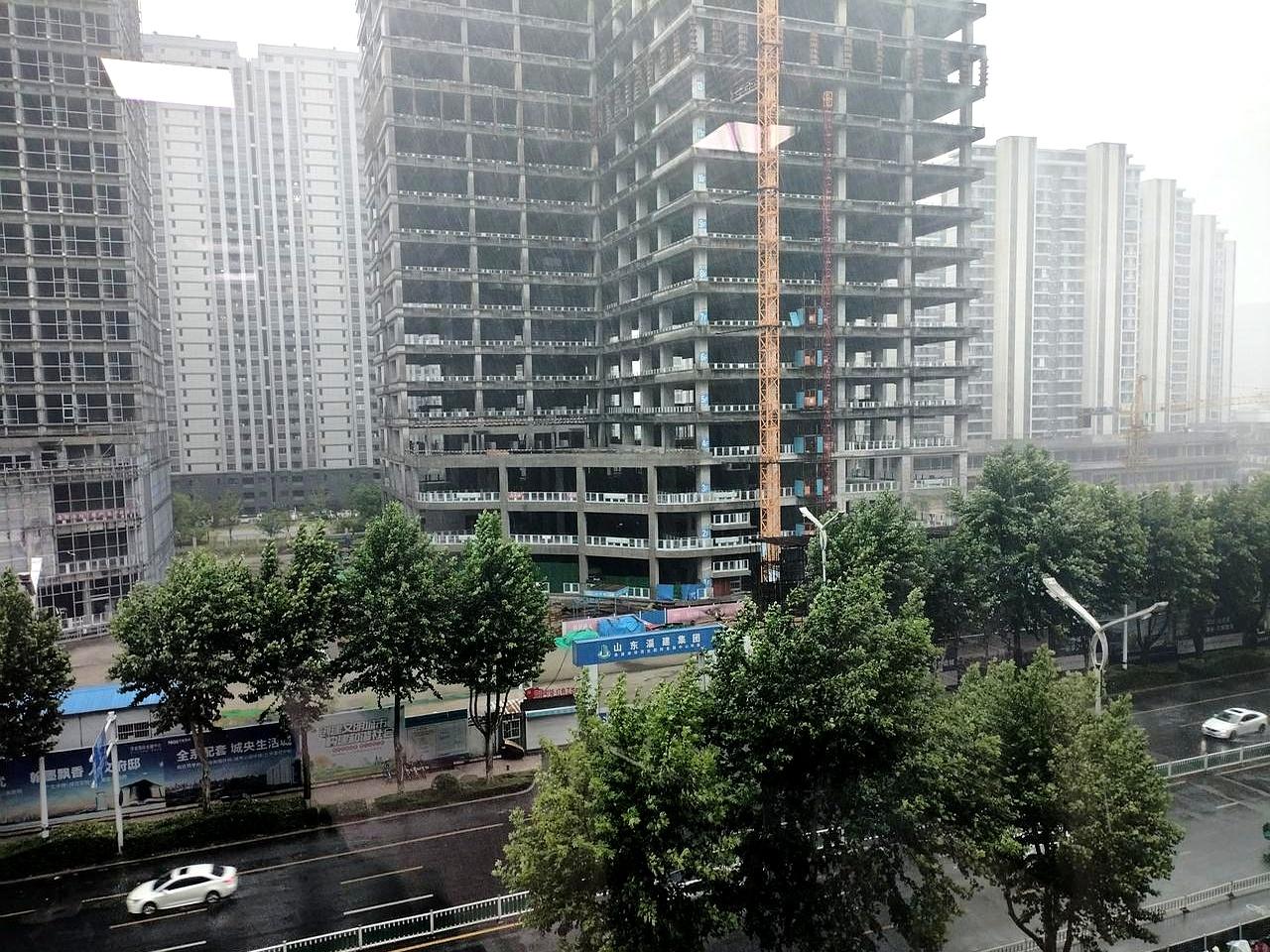 十一点半，潍坊的天空像被人一下拉开闸门，雨线成片砸下来。
早晨奎文区还只是绵绵小