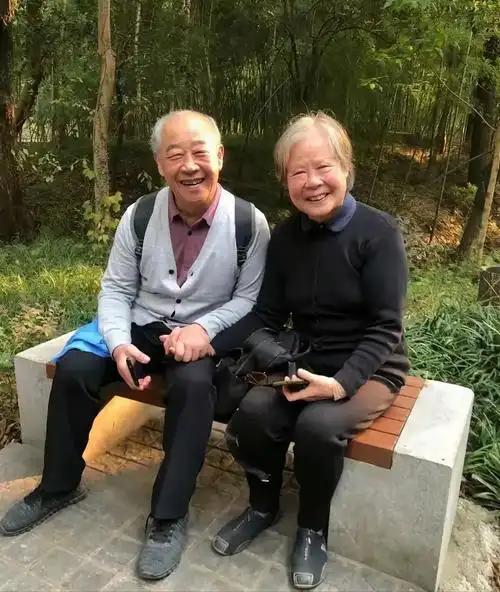 跟你说啊，人这一辈子，兜兜转转最后发现，最好的归宿真不是儿子家，也不是养老院，就