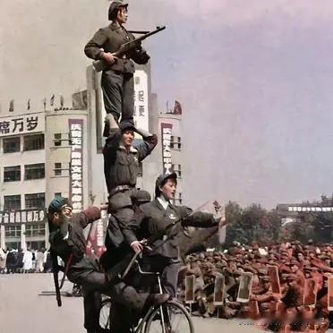 这是70年代的民兵汇报演出，五名民兵战士用叠罗汉的方式，稳稳地待在一辆行驶的自行