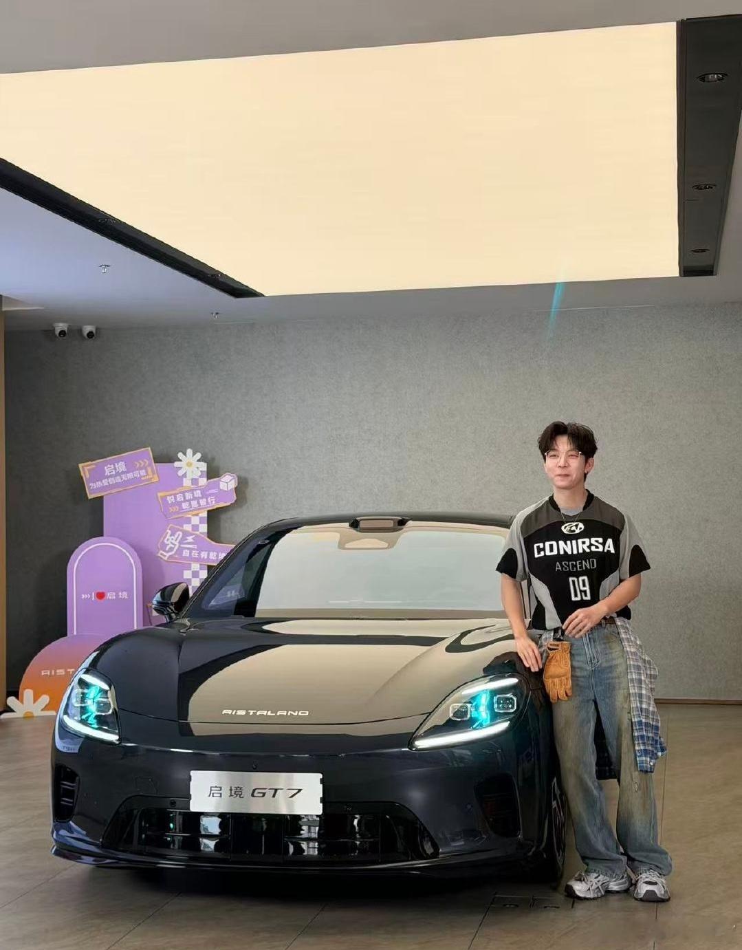下次买车我就这么发朋友圈  在上海门店偶遇胡夏喜提启境GT7，全系出厂自带ADS
