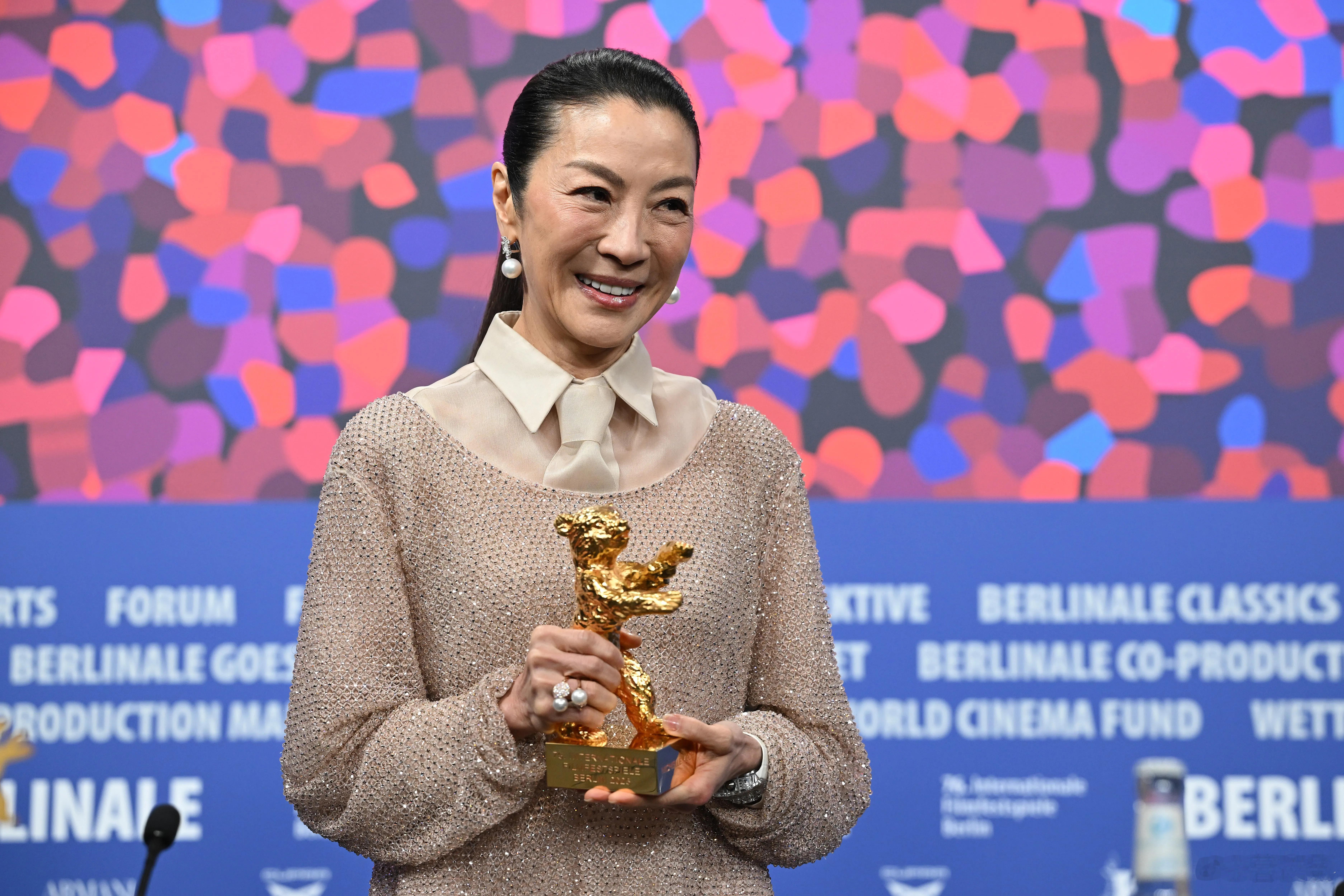柏林电影节 杨紫琼带着荣誉金熊奖杯出席发布会，坦言打破好莱坞对亚裔的刻板印象仍是