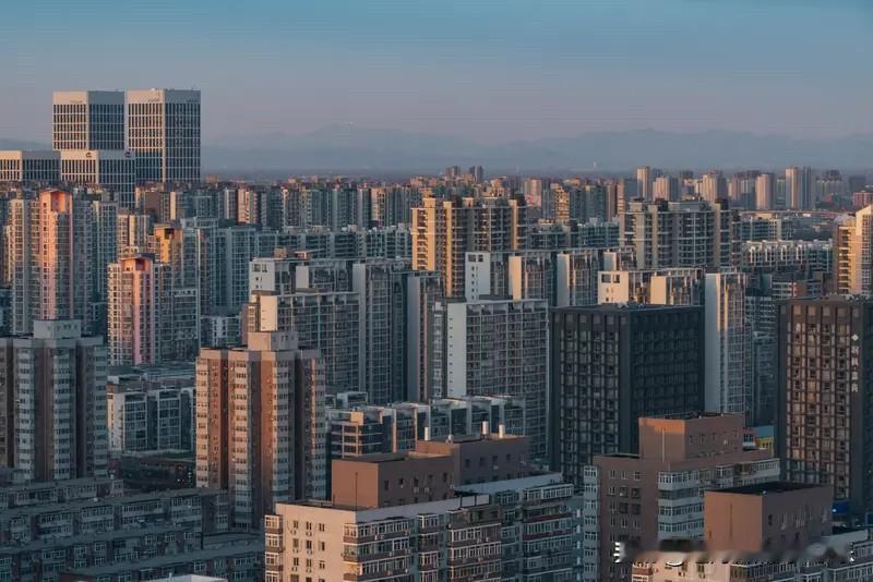 北京楼市今年还是挺秀的。
从4月到11月里面。
北京楼市西城区房价从10.9万降