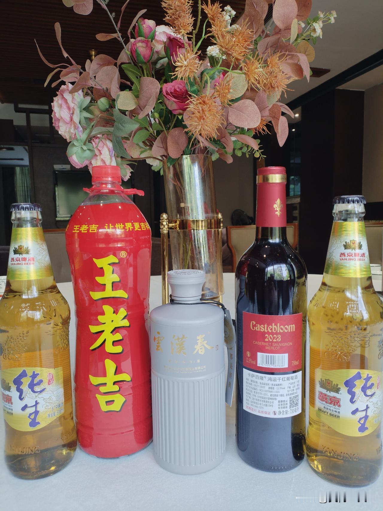 八六文秘名聚/崔世周
八六文秘汇，四十年来聚甲群多学子，余热献雄安晓红领羊头，熠