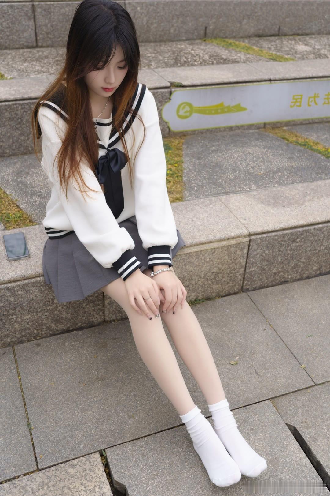 水手服配丝袜很可爱呀～ ​​​