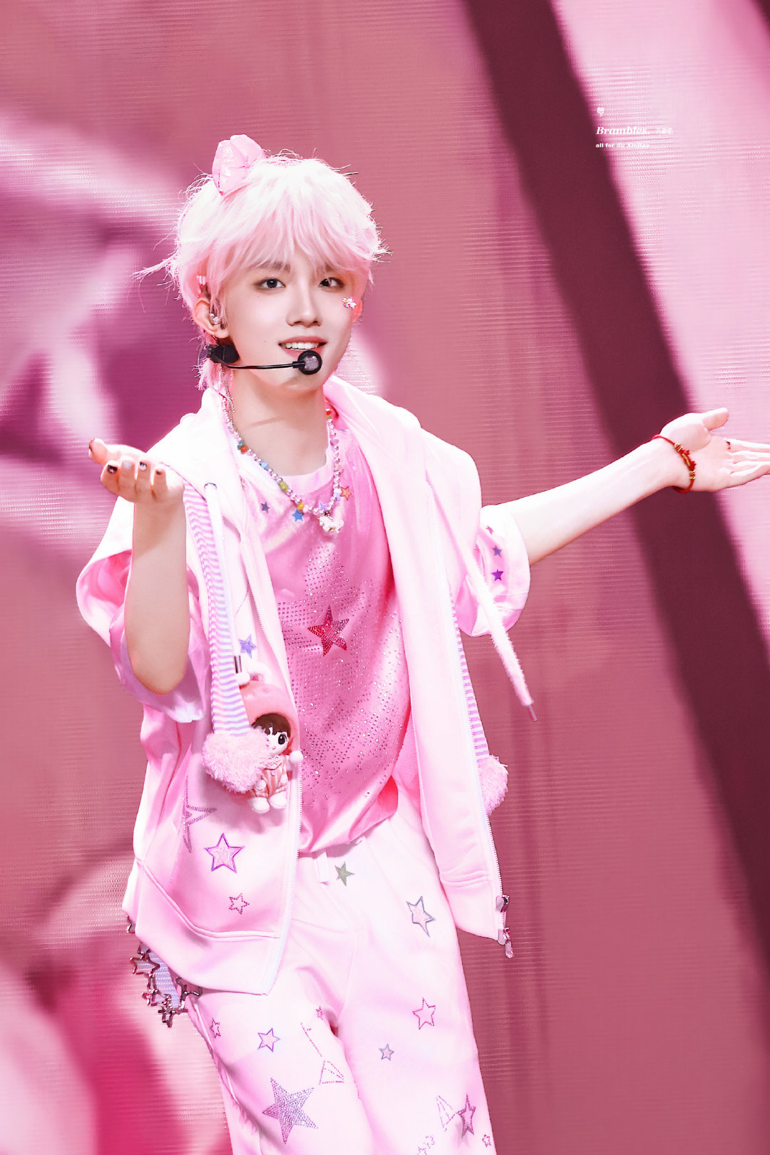 粉丝给朱志鑫苏新皓发红包不愧是新生代顶流苏新皓的粉丝呀，和苏新皓一样人美心善还大