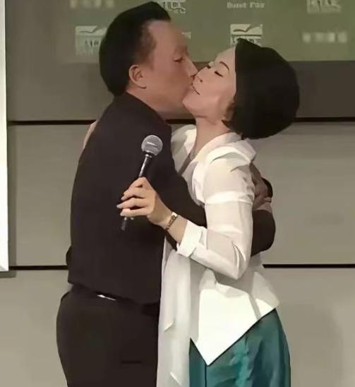 当众失态！易中天在香港活动贴面强亲女主持人，对方赶忙躲闪，场面尴尬到窒息：才华再