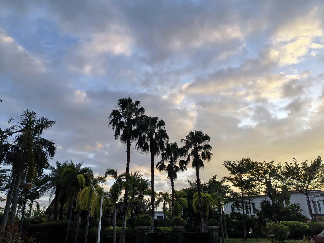 我肯定支持婆婆，如果你和男方感情真的深厚，也不至于因为一套房子上的名字在这里闹来