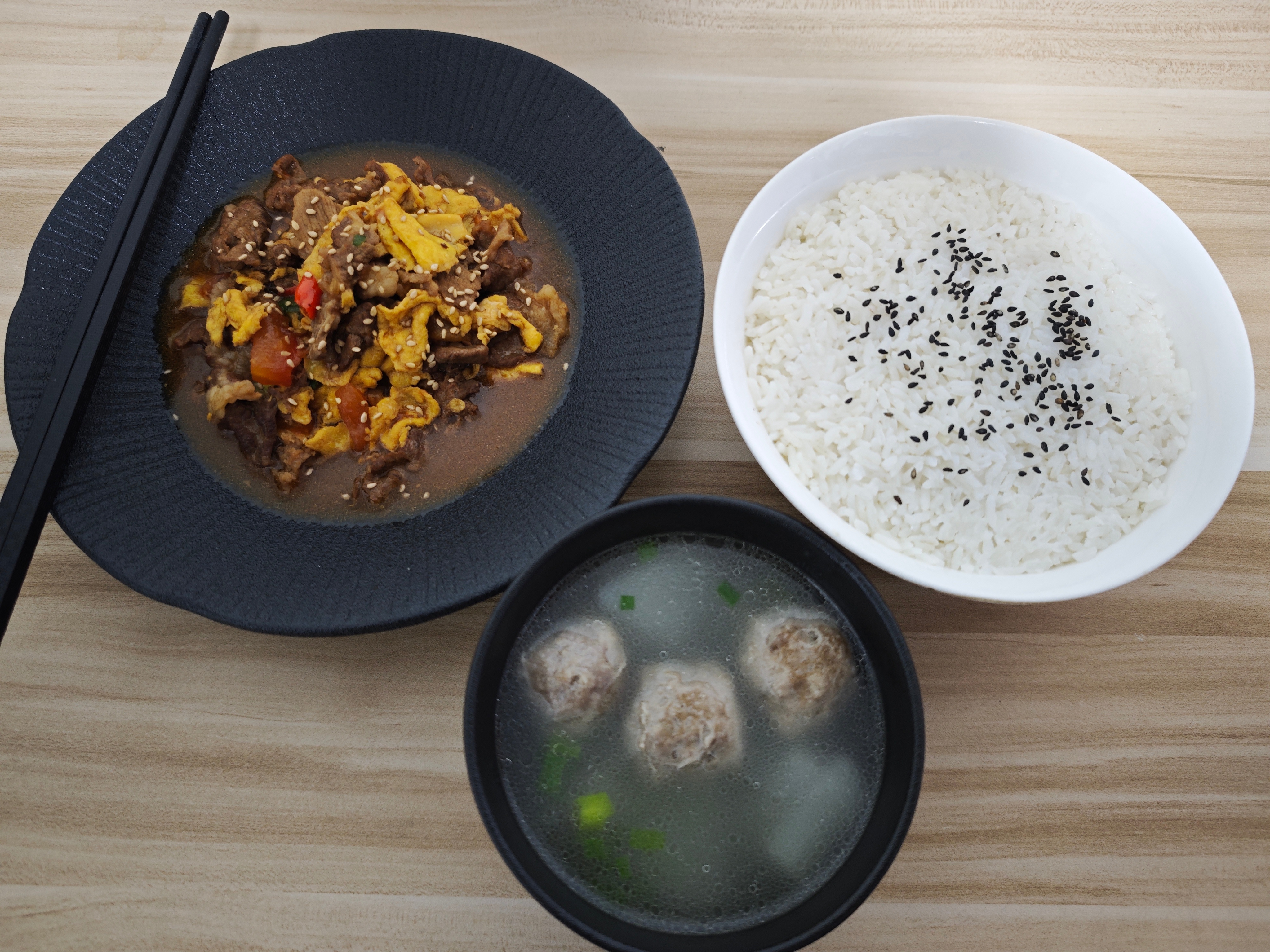 番茄牛肉肉饭+牛肉丸汤，这份套餐如果卖50元会贵吗？ 