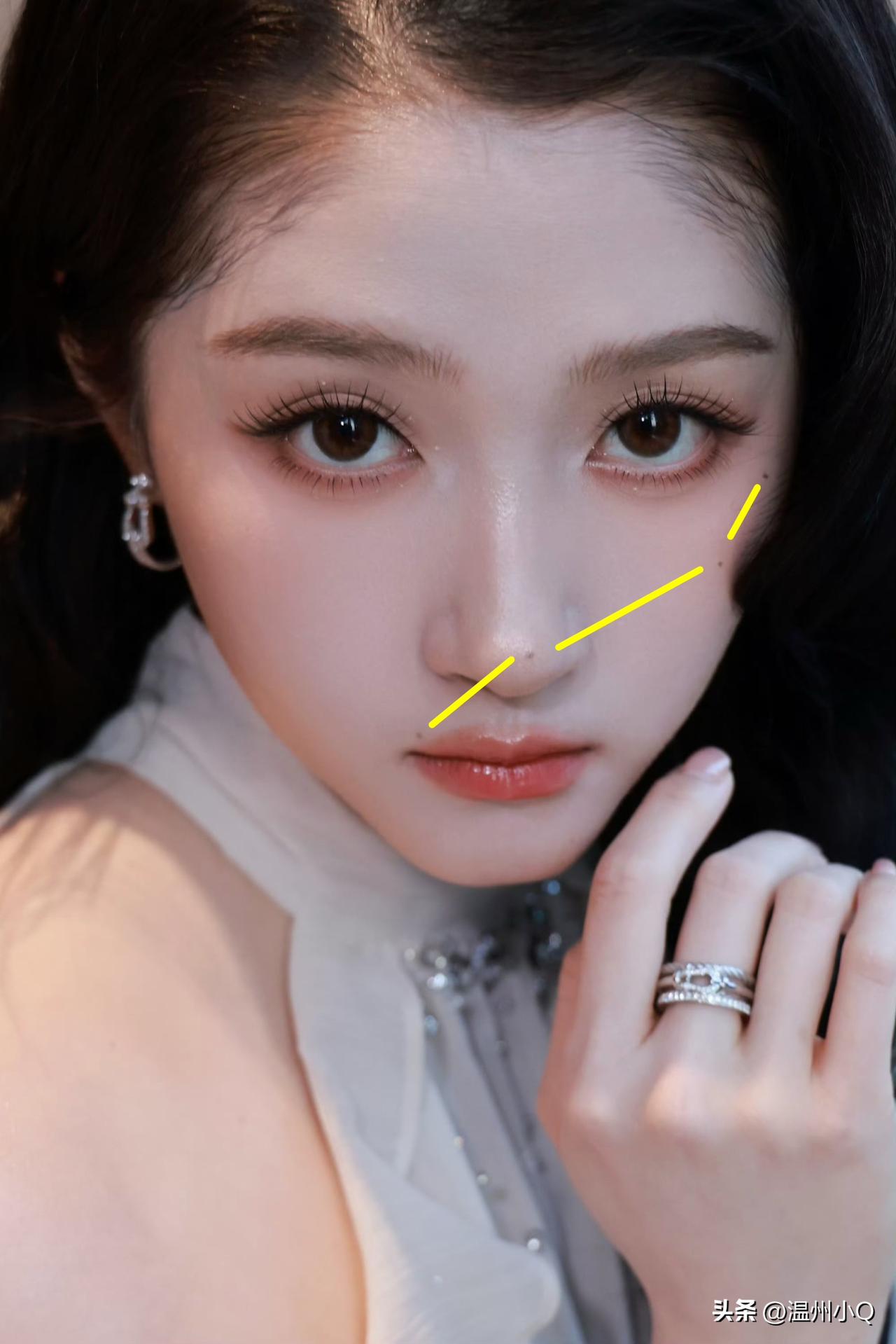 我才发现关晓彤脸上的小痣挺多，瞬间代入周杰伦《星晴》里的歌词，“一颗两颗三颗四颗