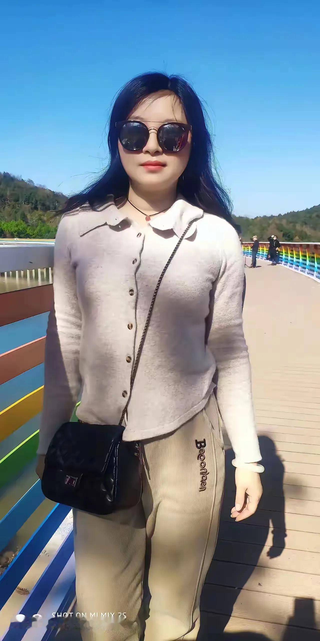 元气少女漫步湖边，享受阳光与风景！🌞🌳👗👜