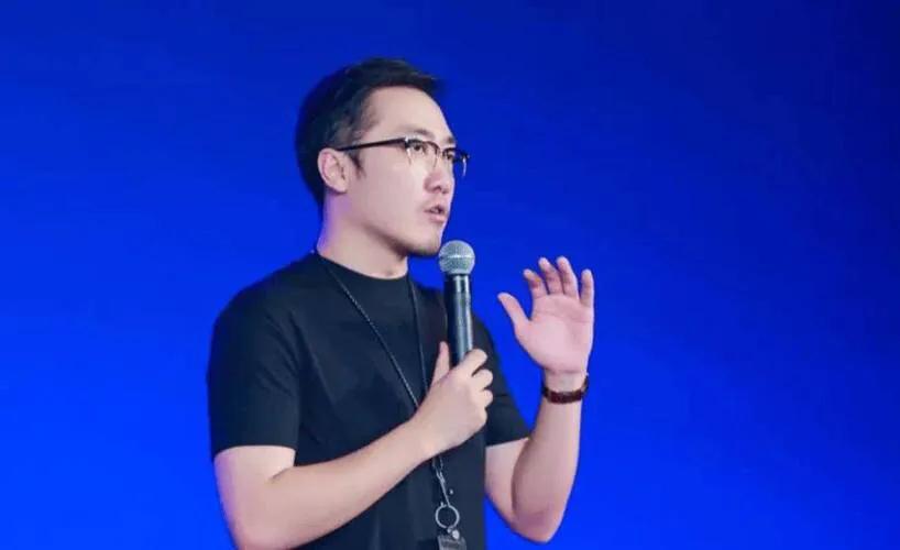 不看工资条的王自如，这回可能真的要好好算笔账了。刚被法院执行千万，又被曝徒离危局