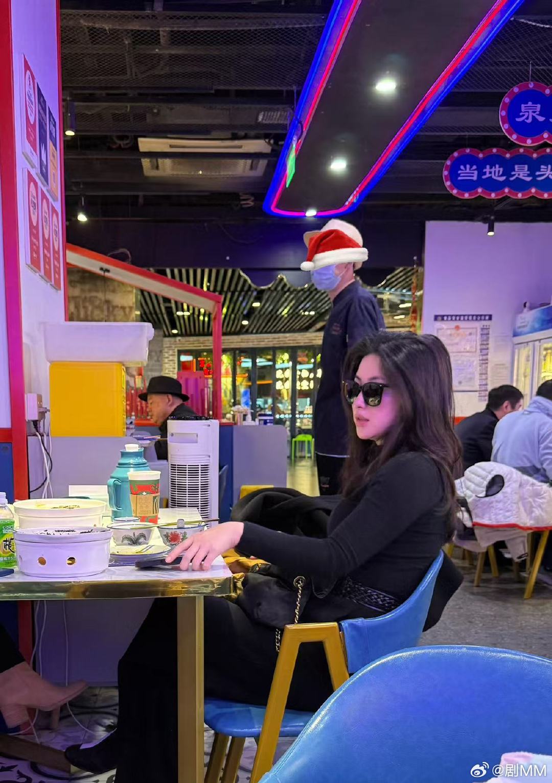 三里屯偶遇朱珠三里屯偶遇朱珠吃饭 三里屯偶遇朱珠吃饭，黑长直的发型搭配墨镜，随手