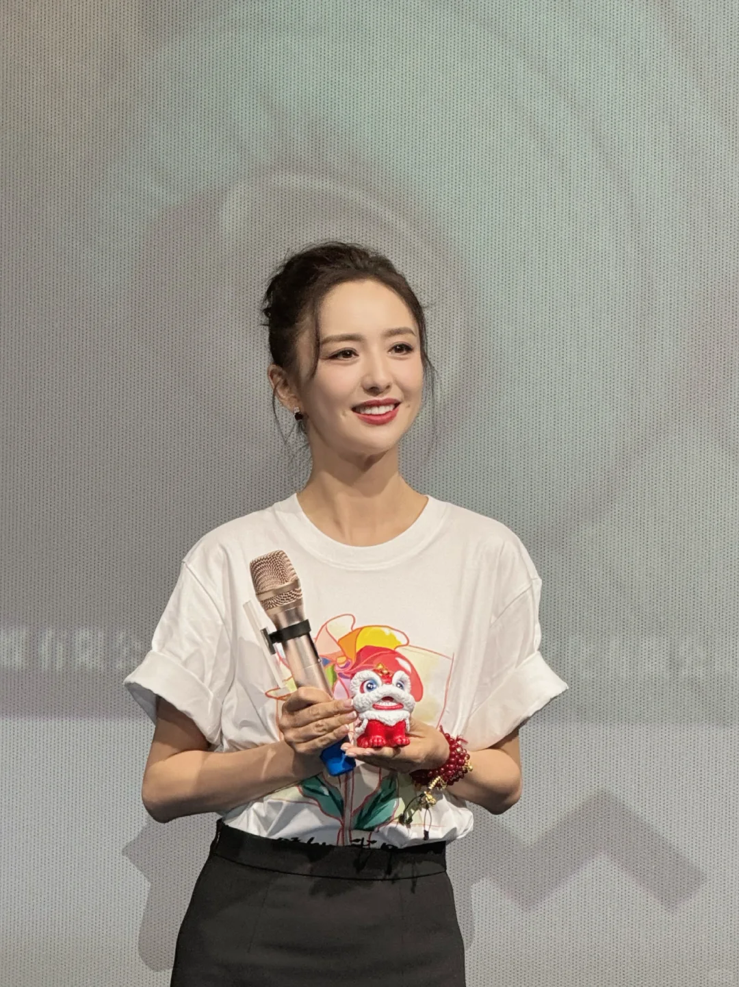 她会发光啊