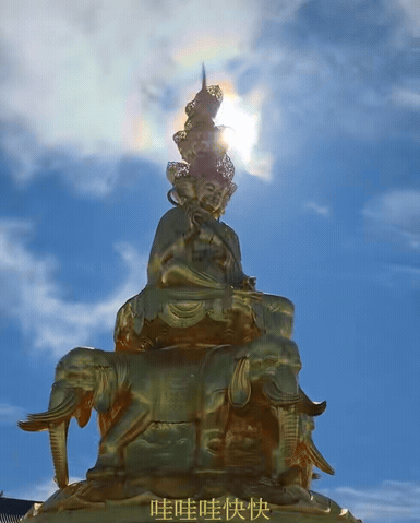 “活久见！”3月26日，四川，一男子去爬峨眉山，到山顶欣赏风景时，发现天上突然一