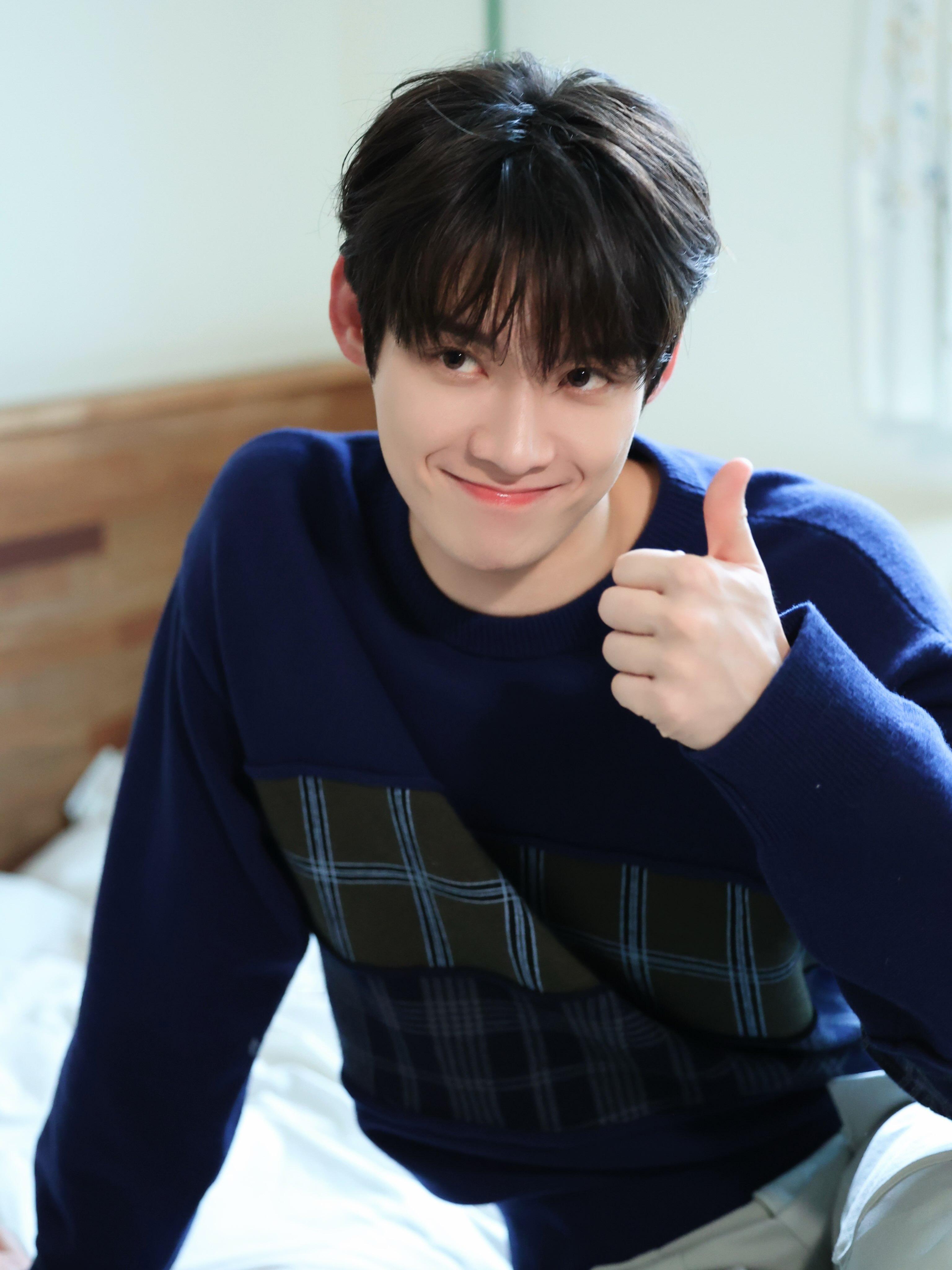 260824 金允植更新ins🐶：就连幕后花絮都很漂亮的一天🤎—造型真的好看