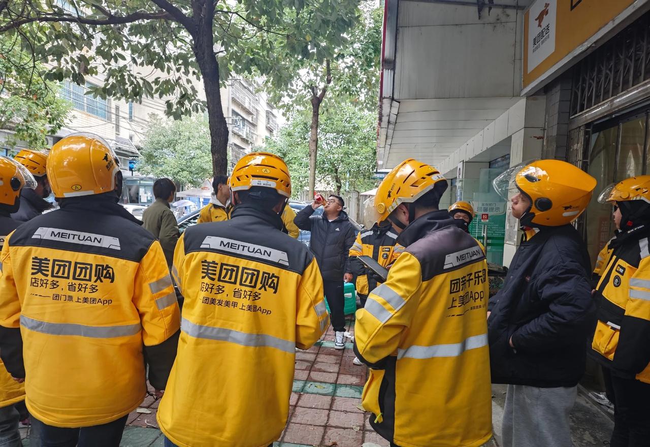 你们觉得送外卖丢人吗送外卖丢人吗？我觉得一点都不丢人。靠自己的双手流汗赚钱，风里