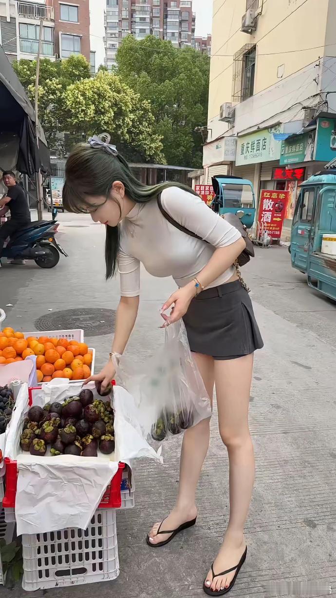 瞧这小姐姐，手中宝贝引好奇。难道是芋头？模样可爱超吸睛，快猜猜她买的究竟是啥，莫
