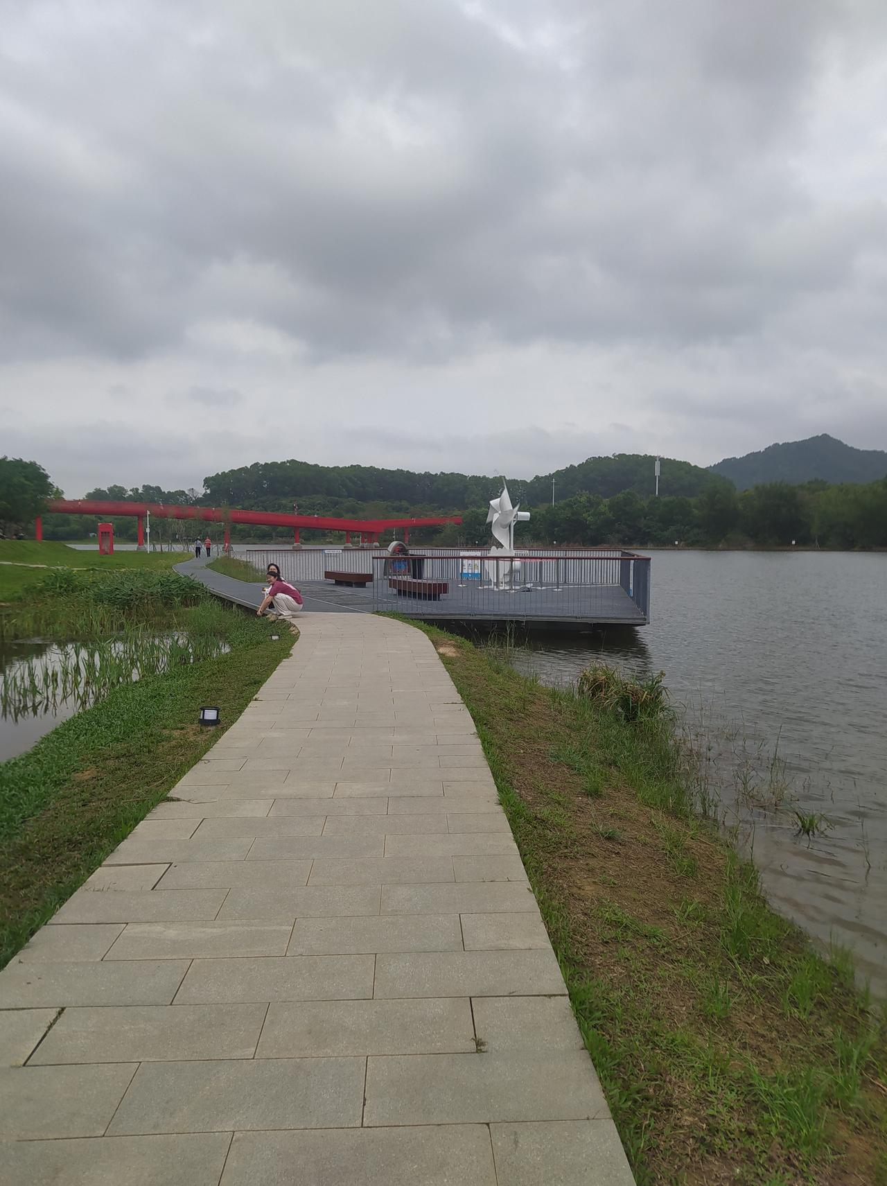 我从这条小河经过的时候，看见两个姑娘蹲在地上。我突然想到，在她们背后推一把，她们