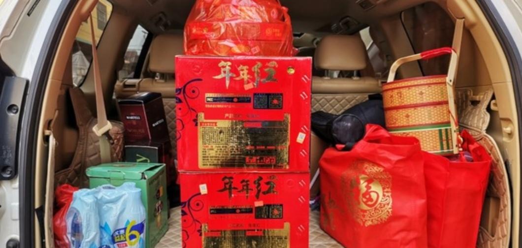 春节去舅家和姨家走亲戚时，孩子爷爷坚持要自己去买礼品。他又不能挣钱，我们当然不能