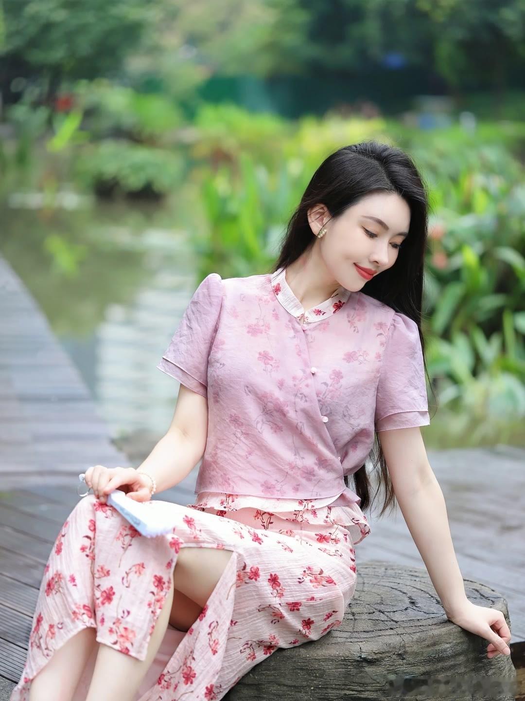 碎花裙+一字带凉鞋，不穿丝袜也很美呀～ ​​​