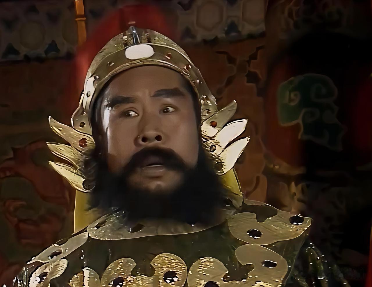 殷开山，是大唐的当朝丞相，也是唐玄奘的外公，他须发花白，头戴宰相冠帽，身着大红朝