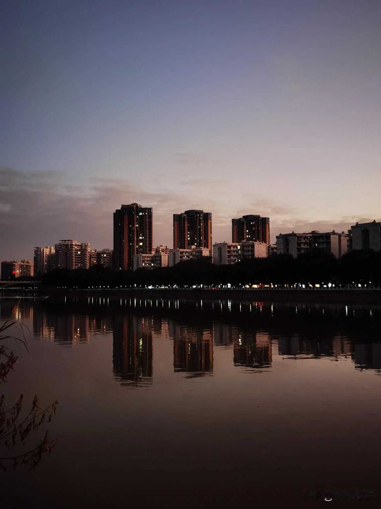随手拍张照城市一角的风景很美！江水平静如镜，喜欢这样的江畔，赏风景和锻炼身体两得