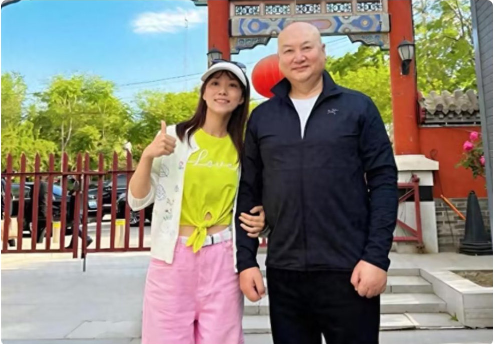 迟重瑞的最新动态！与年轻女子手挽手出行，两人不是情侣 