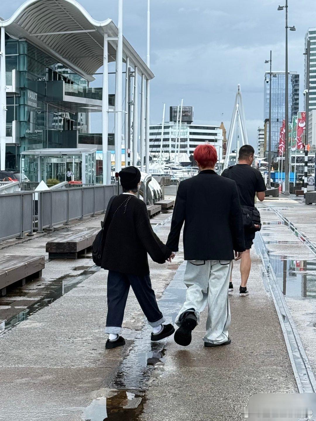 真夫妻就是好嗑，，奥克兰街头偶遇李荣浩杨丞琳手牵手奥克兰偶遇李荣浩杨丞琳手牵手奥