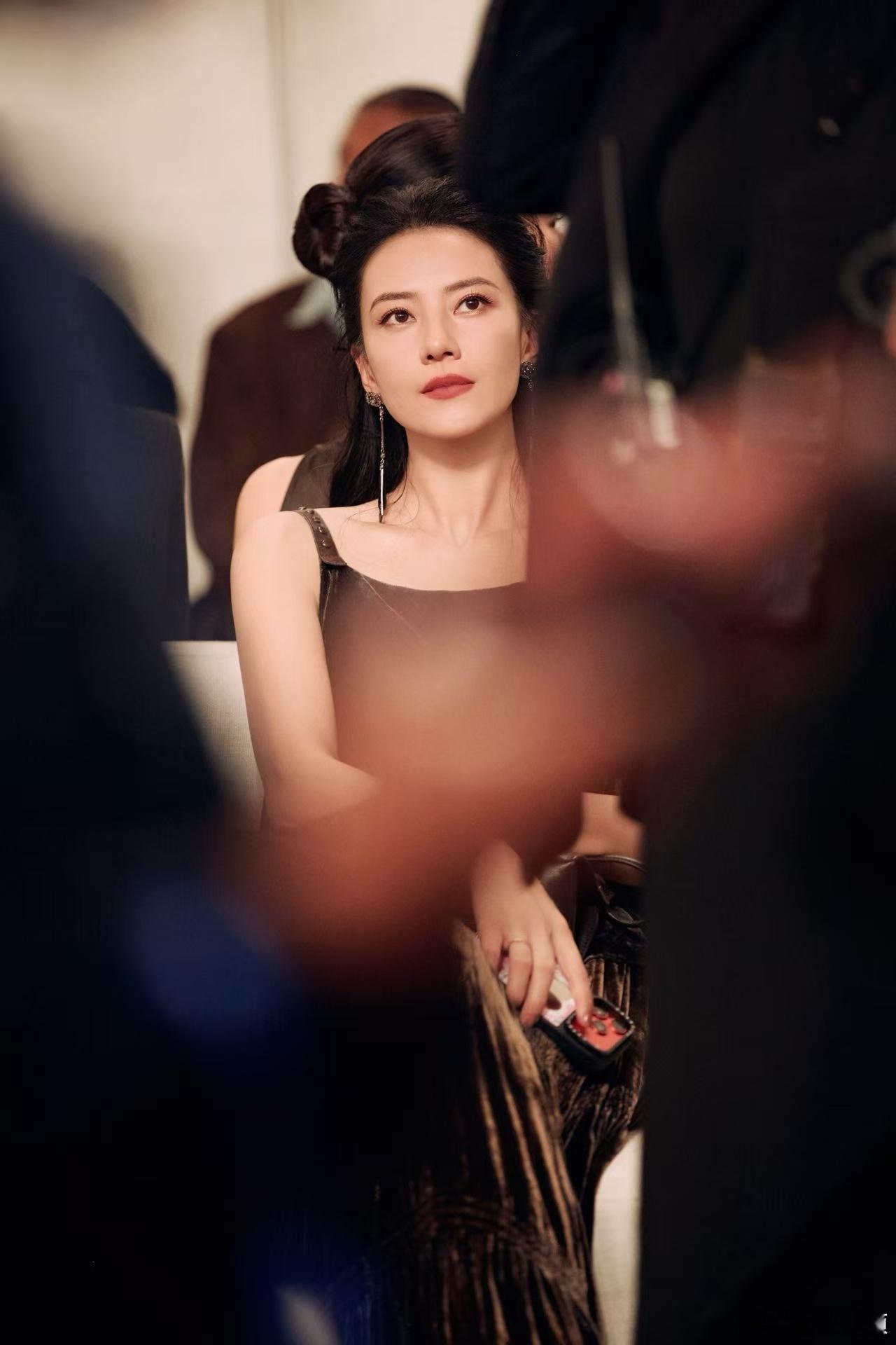 高圆圆纽约时装周生图原相机镜头下的绝佳表现力。高圆圆亮相纽约秀场，深棕丝绒长裙质