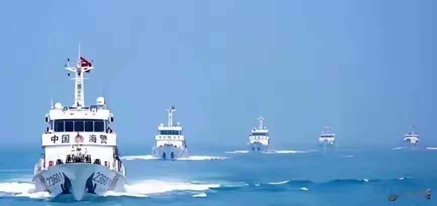 南海的风，越来越紧了。
​7月18日，仁爱礁那边真有动静了。解放军的大型拖船，已