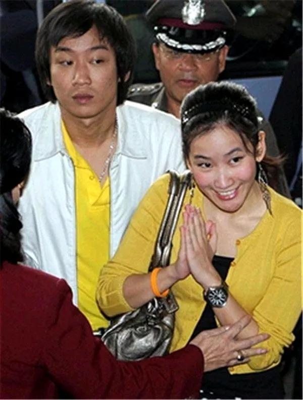 他信的大女儿萍通塔一直颜值担当，她明明可以靠颜值，却还才华横溢，在商业界有卓越的