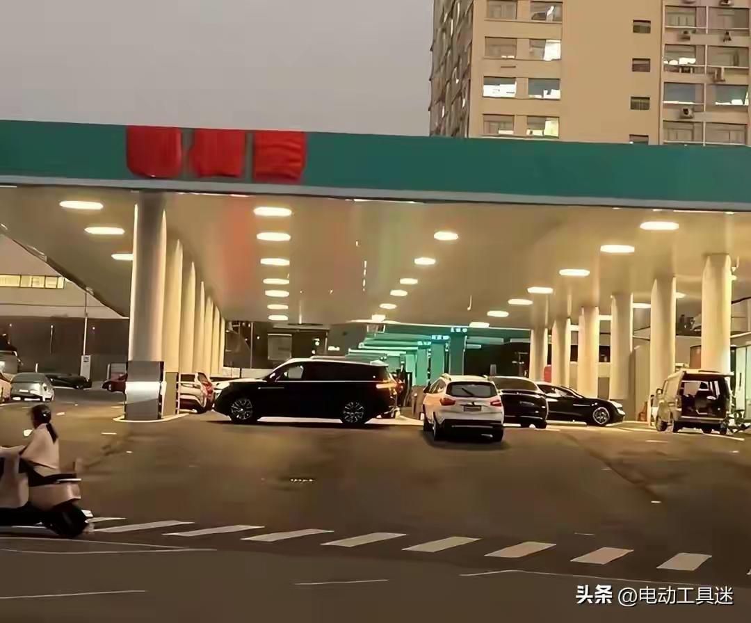 难道这就是未来的趋势？
看到比亚迪的充电站，在看现在的加油站，看得出未来充电站将