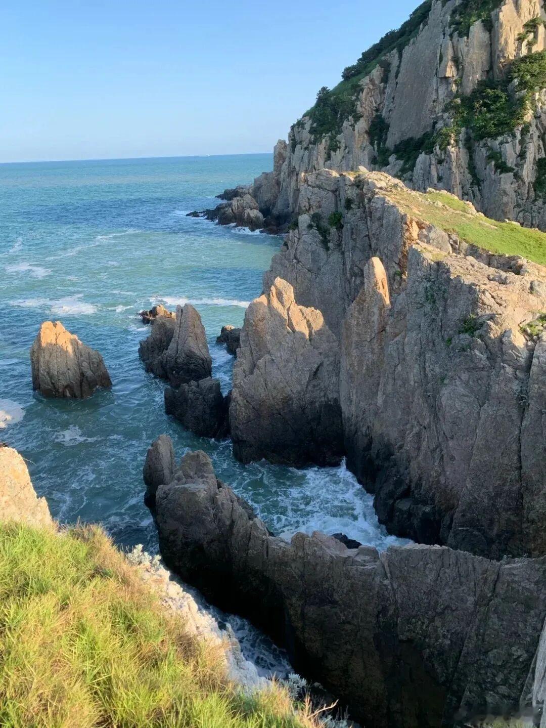 站在崖边吹着海风，瞬间治愈所有～ 