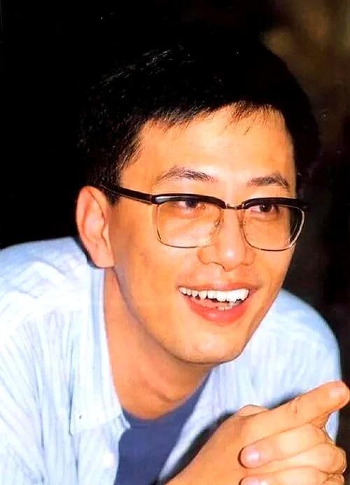 李安讲人话，王家卫留半句。
他拍父子情，你哭得稀里哗啦；他拍擦肩而过，你盯着屏幕