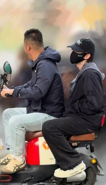 贺峻霖为躲私生坐老师电动车放学贺峻霖我没有多余的肺泡可以笑了贺峻霖出逃名场面，为