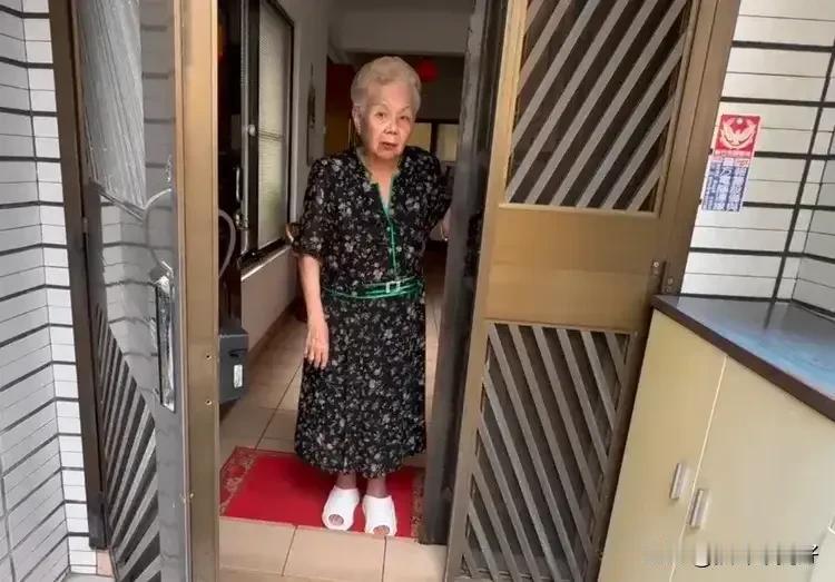 柯文哲昨正式解除“限住令”，柯妈高兴地称“我是他妈妈嗄”

出来后各种表现都十分