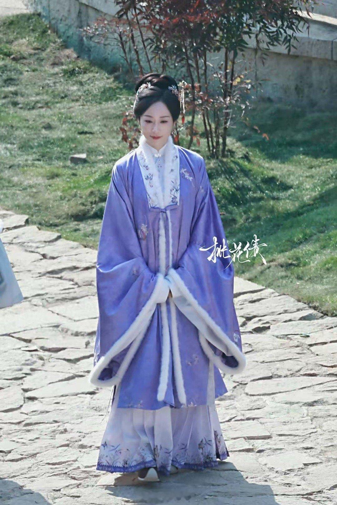 让韩雪穿古装的是天才 韩雪穿古装的样子也太惊艳了吧，紫色汉服衬得她气质超群，温婉